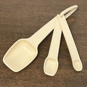 3 TUPPERWARE BEIGE CREAM MEASURING SPOONS AND D RING ~ LOOK NEW